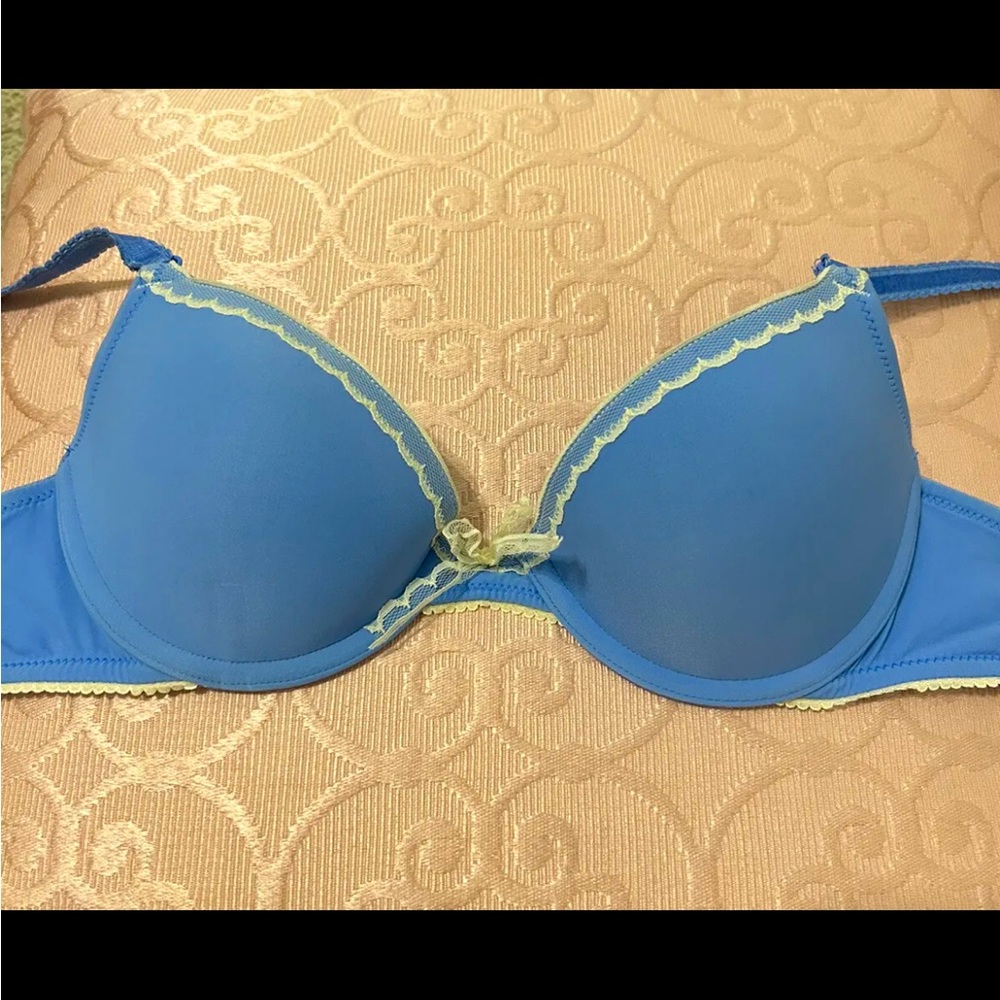 32b slightly padded bra💙🤍
